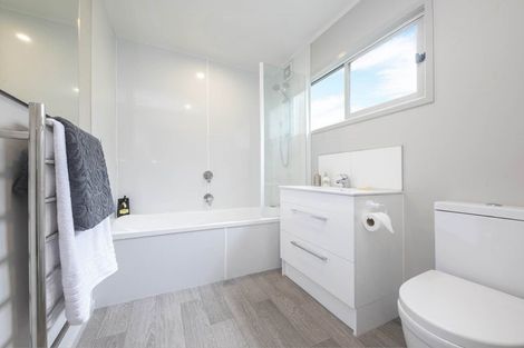 Photo of property in 35 Kemp Road, Massey, Auckland, 0614