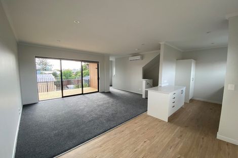 Photo of property in 6/5 Peachgrove Road, Te Atatu Peninsula, Auckland, 0610