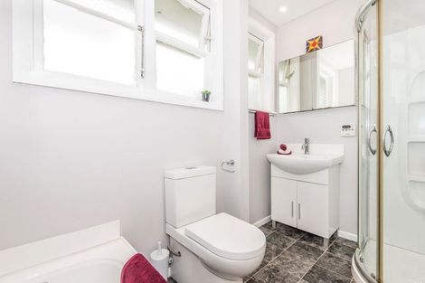 Photo of property in 37 Victory Crescent, Tawa, Wellington, 5028