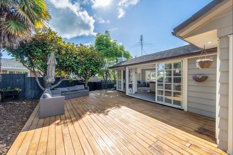 Photo of property in 8 Kerry Dell, Cockle Bay, Auckland, 2014