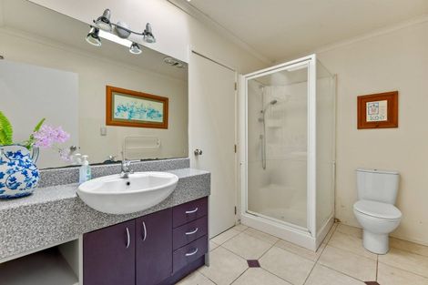 Photo of property in 4 Twin Wharf Road, Herald Island, Auckland, 0618