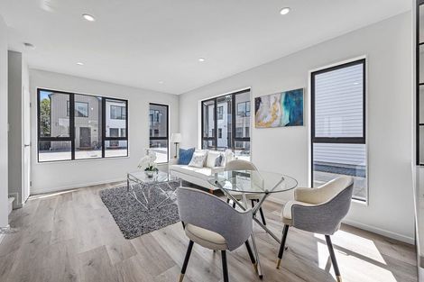 Photo of property in 9/47 Beach Road, Te Atatu Peninsula, 0610