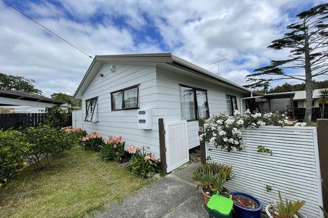 Photo of property in 1/202 Lake Road, Northcote, Auckland, 0627