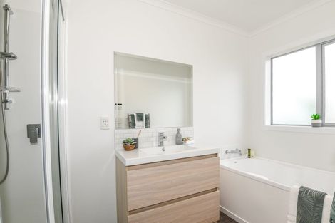 Photo of property in 75 Dress Circle, Newlands, Wellington, 6037