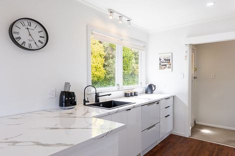 Photo of property in 16 Griffiths Grove, Newlands, Wellington, 6037