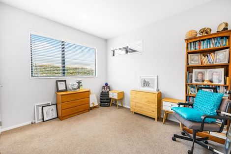 Photo of property in 18 Awanui Crescent, Matakana, 0985