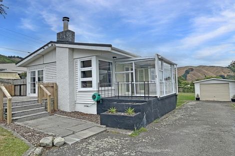 Photo of property in 4 Utauta Street, Waikanae, 5036