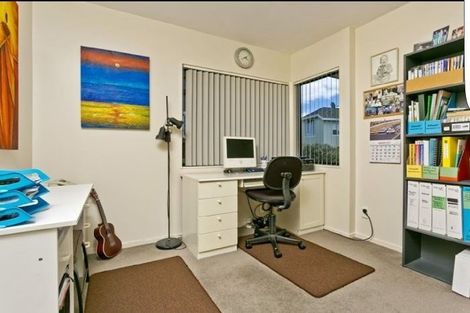 Photo of property in 2/142 Sunset Road, Unsworth Heights, Auckland, 0632