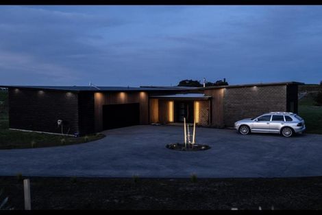 Photo of property in 5 Te Ara Karoiroa Road, Hurford, New Plymouth, 4374