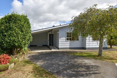 Photo of property in 3 Chisholm Place, Carterton, 5713