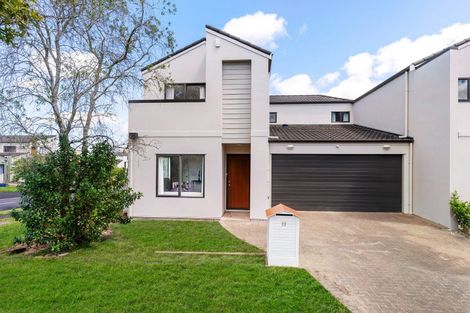 Photo of property in 11 Spalding Rise, Golflands, Auckland, 2013