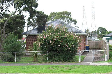 Photo of property in 1 Paton Avenue, Te Atatu South, Auckland, 0610