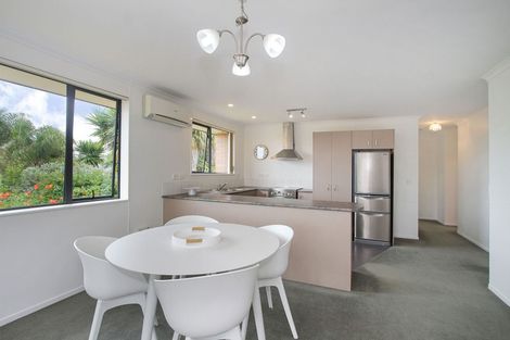 Photo of property in 2 Plumstead Rise, Glen Eden, Auckland, 0602