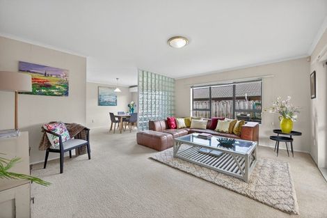 Photo of property in 16 Newbegin Place, Weymouth, Auckland, 2103