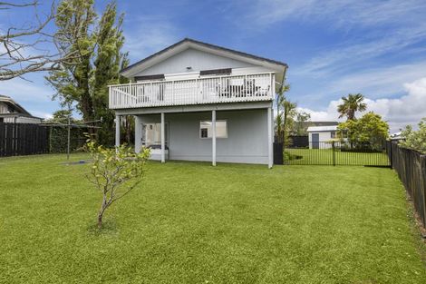 Photo of property in 9 Denver Avenue, Sunnyvale, Auckland, 0612