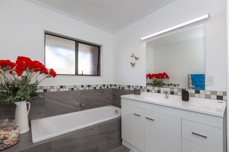 Photo of property in 5 Kotuku Drive, Paraparaumu Beach, Paraparaumu, 5032