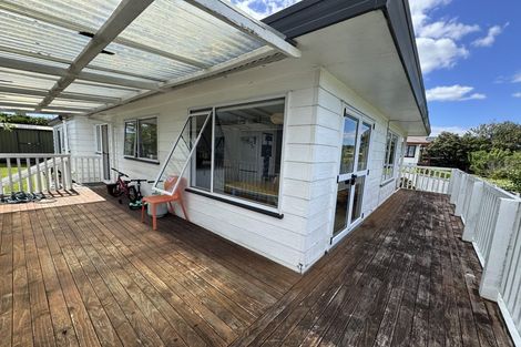 Photo of property in 14 Wren Place, Unsworth Heights, Auckland, 0632