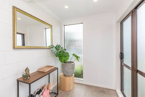 Photo of property in 27 Akaroa Drive, Maupuia, Wellington, 6022