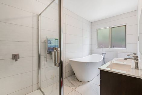 Photo of property in 32 Canary Place, Unsworth Heights, Auckland, 0632