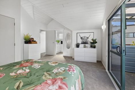Photo of property in 906a East Coast Road, Northcross, Auckland, 0630