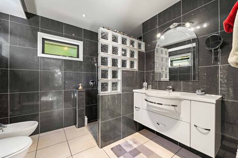 Photo of property in 2 Iwanui Close, Waitara, 4320