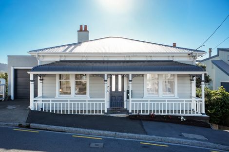 Photo of property in 2 The Crescent, Roseneath, Wellington, 6011