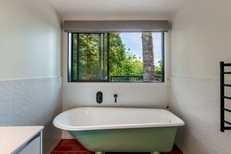 Photo of property in 44 Hollywood Avenue, Titirangi, Auckland, 0604