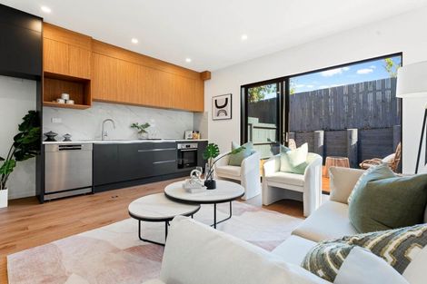 Photo of property in 19f Ellesmere Crescent, Pakuranga Heights, Auckland, 2010