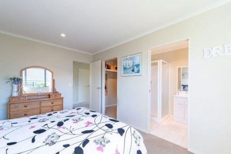 Photo of property in 27 James Nairn Grove, Riverstone Terraces, Upper Hutt, 5018
