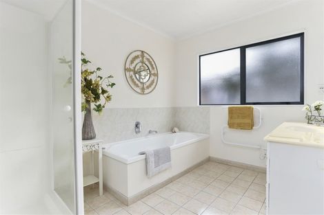 Photo of property in 3 San Pablo Way, Henderson, Auckland, 0612