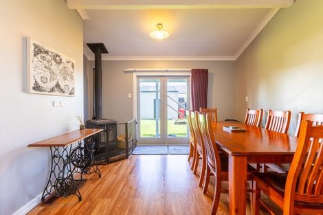 Photo of property in 16 Ross Street, Woodville, 4920