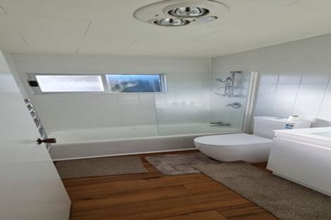 Photo of property in 28 Cabello Place, Unsworth Heights, Auckland, 0632