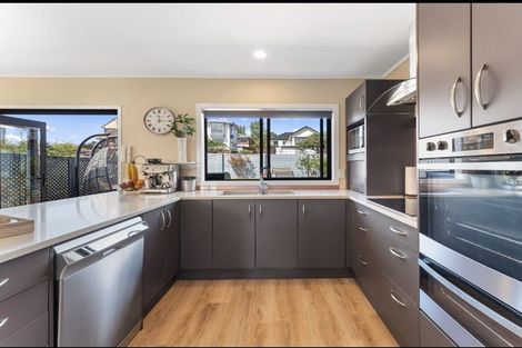 Photo of property in 37 Pigeon Mountain Road, Half Moon Bay, Auckland, 2012