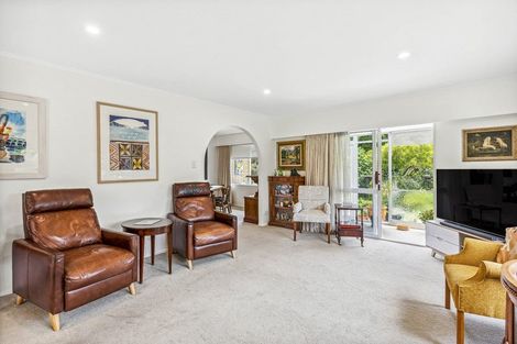 Photo of property in 2 Rewarewa Crescent, Waikanae, 5036