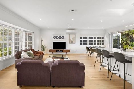 Photo of property in 16 Pickwick Parade, Mellons Bay, Auckland, 2014