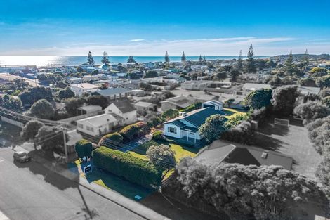 Photo of property in 8 Manuka Street, Otaki Beach, Otaki, 5512