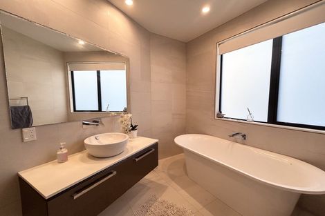 Photo of property in 4c Beach Road, Castor Bay, Auckland, 0620