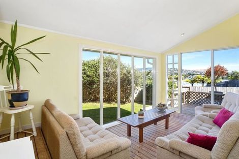 Photo of property in 12 Kinapori Terrace, Newlands, Wellington, 6037