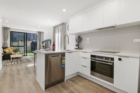 Photo of property in 3/37 Camelot Place, Glenfield, Auckland, 0629