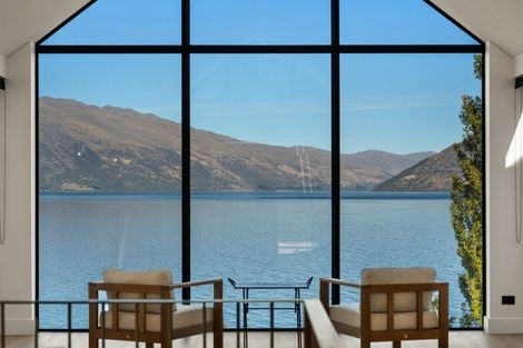 Photo of property in 66 Cedar Drive, Kelvin Heights, Queenstown, 9300