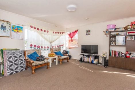 Photo of property in 4 Coburg Street, Henderson, Auckland, 0612