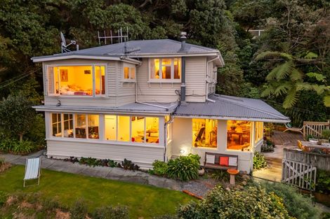 Photo of property in 46 Fortification Road, Karaka Bays, Wellington, 6022