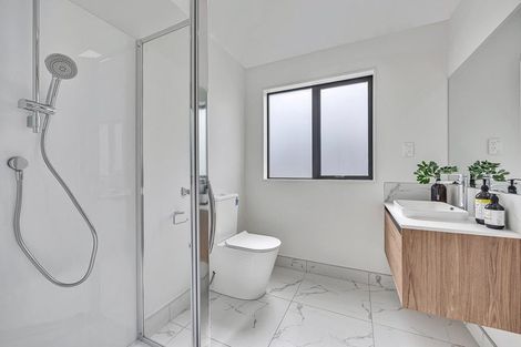 Photo of property in 9/47 Beach Road, Te Atatu Peninsula, 0610