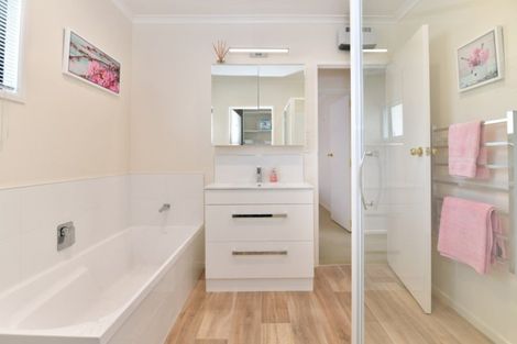 Photo of property in 19 Moffat Road, Red Beach, 0932