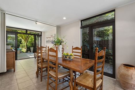 Photo of property in 222 Forrest Hill Road, Forrest Hill, Auckland, 0620
