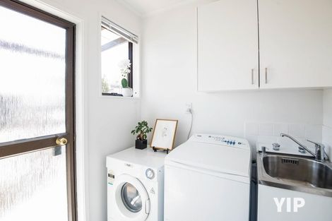 Photo of property in 27 Evesham Place, Newlands, Wellington, 6037