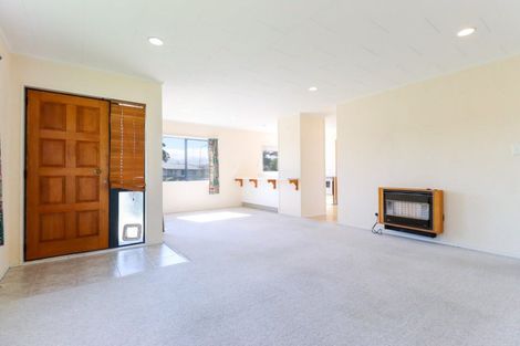 Photo of property in 75 Hillcrest Drive, Kelvin Grove, Palmerston North, 4414