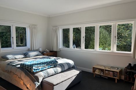 Photo of property in 18 Singers Road, Korokoro, Lower Hutt, 5012
