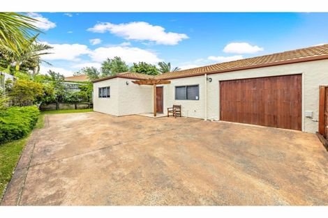 Photo of property in 13 Conacher Close, East Tamaki Heights, Auckland, 2016
