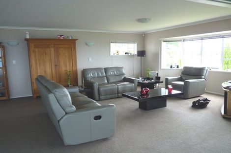 Photo of property in 50 Wade River Road, Stanmore Bay, Whangaparaoa, 0932